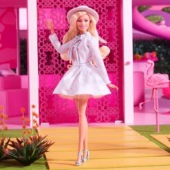 Mattel Barbie The Movie - Margot Robbie Als Barbie: Puppe Mit Blau-kariertem Outfit -Spielzeugwelt Verkauf Mattel Barbie The Movie Margot Robbie als Barbie Puppe mit blau kariertem Outfit@@1918876 4